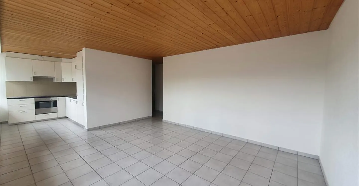 Charming 3.5-room apartment with balcony in Locle - Photo 2 of 9