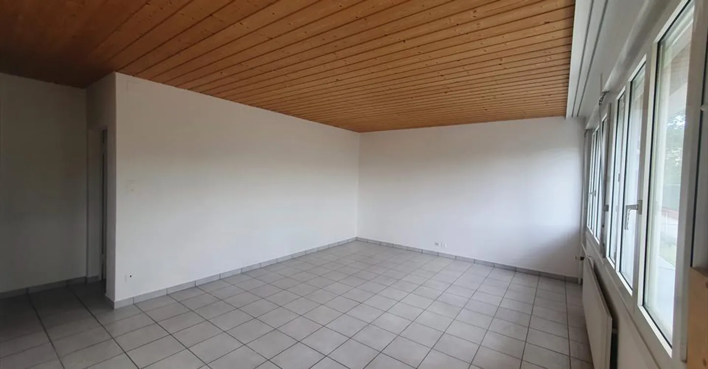 Charming 3.5-room apartment with balcony in Locle - Photo 4 of 9