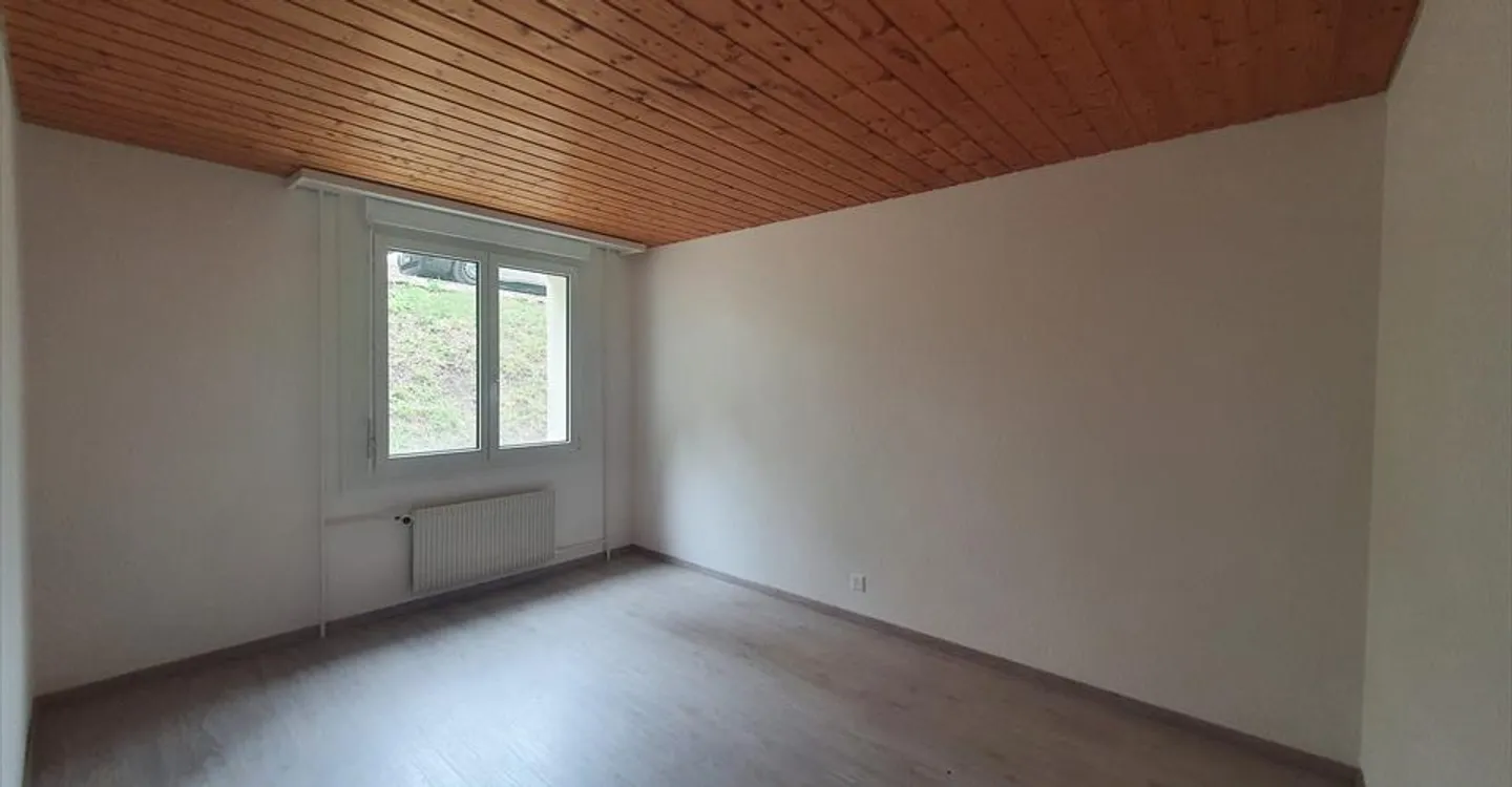 Charming 3.5-room apartment with balcony in Locle - Photo 5 of 9