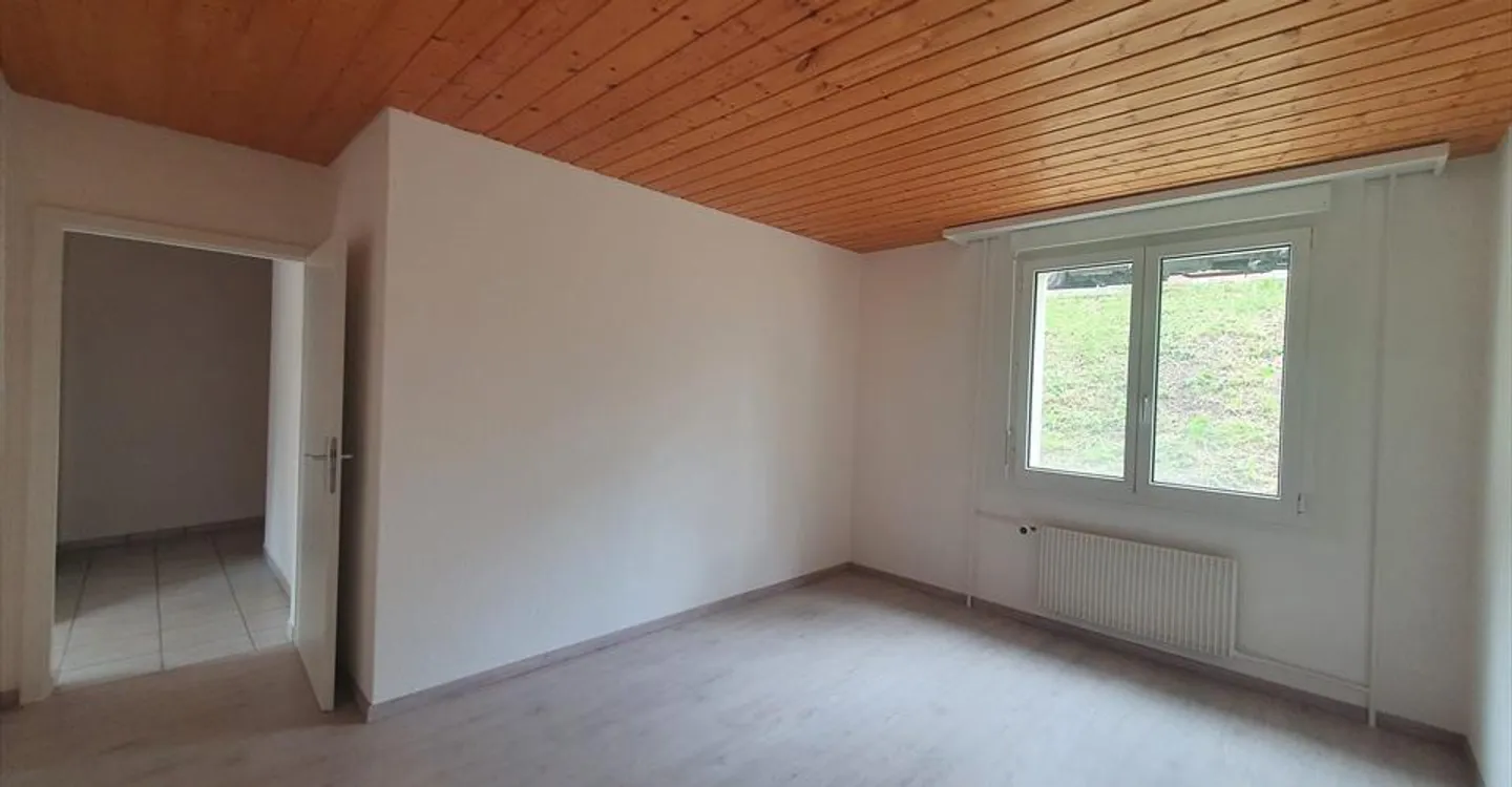Charming 3.5-room apartment with balcony in Locle - Photo 6 of 9