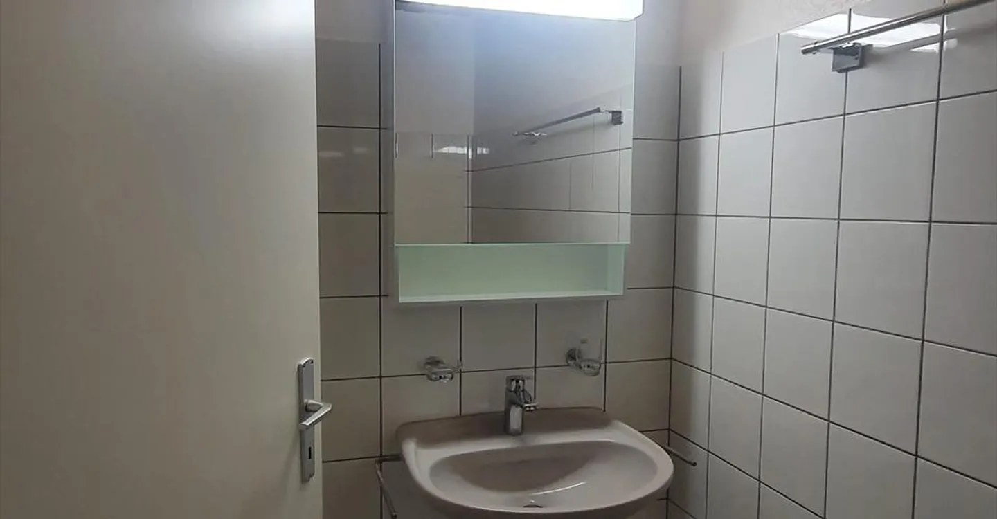 Charming 3.5-room apartment with balcony in Locle - Photo 7 of 9