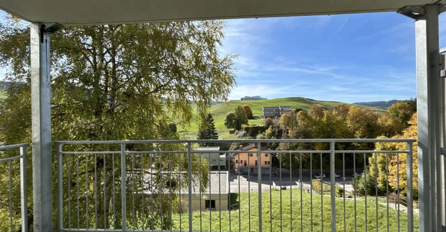 Charming 3.5-room apartment with balcony in Locle - Photo 8 of 9