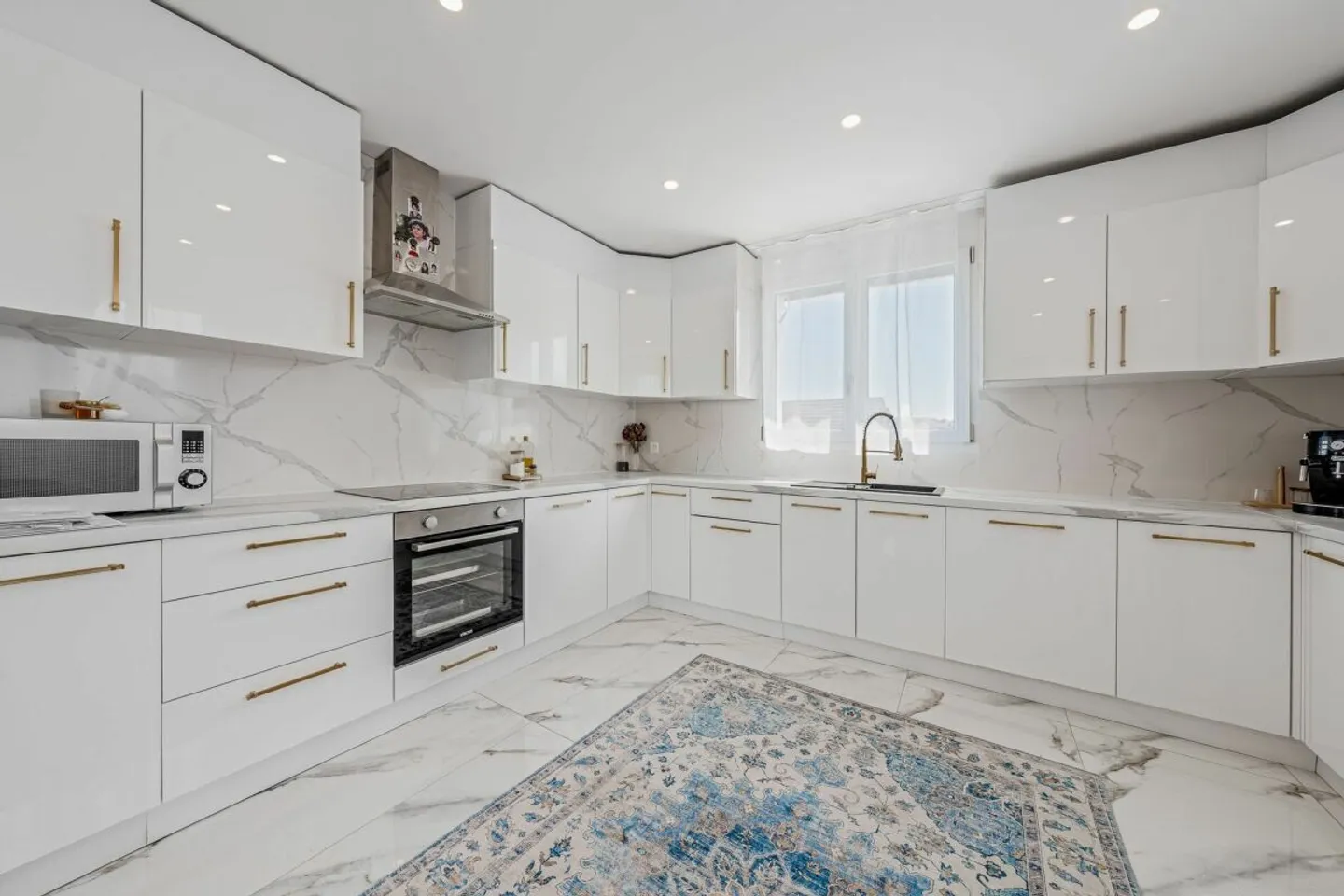 Maison multifamiliale entièrement rénovée avec un potentiel de rendement attrayant - Photo 5 sur 13