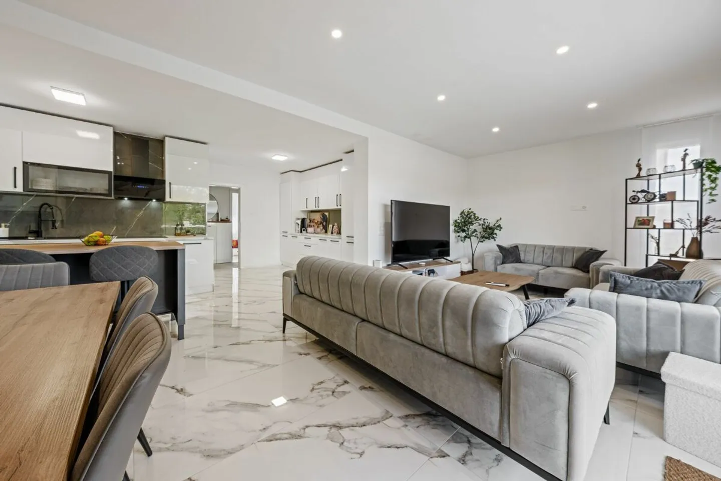Maison multifamiliale entièrement rénovée avec un potentiel de rendement attrayant - Photo 10 sur 13