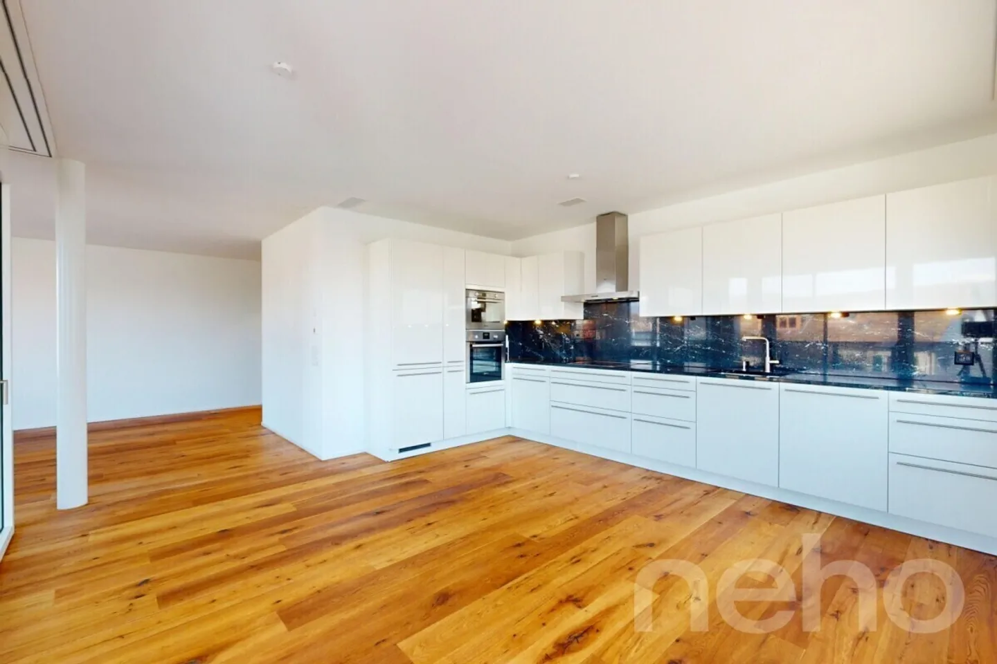 Appartamento 4.5 locali appena ristrutturato con vista lago e layout accattivante - Foto 4 di 12