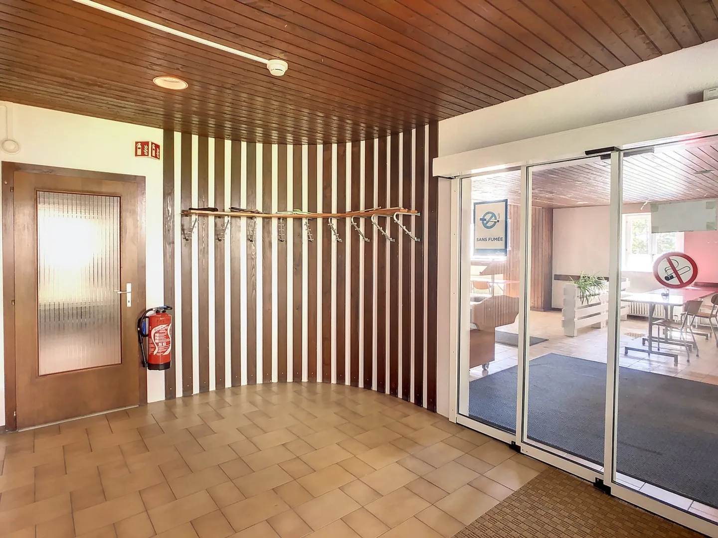 Mischgebäude von 3779 m3, mit Büros, Lager, Wohnraum und Garagen - Foto 2 von 17