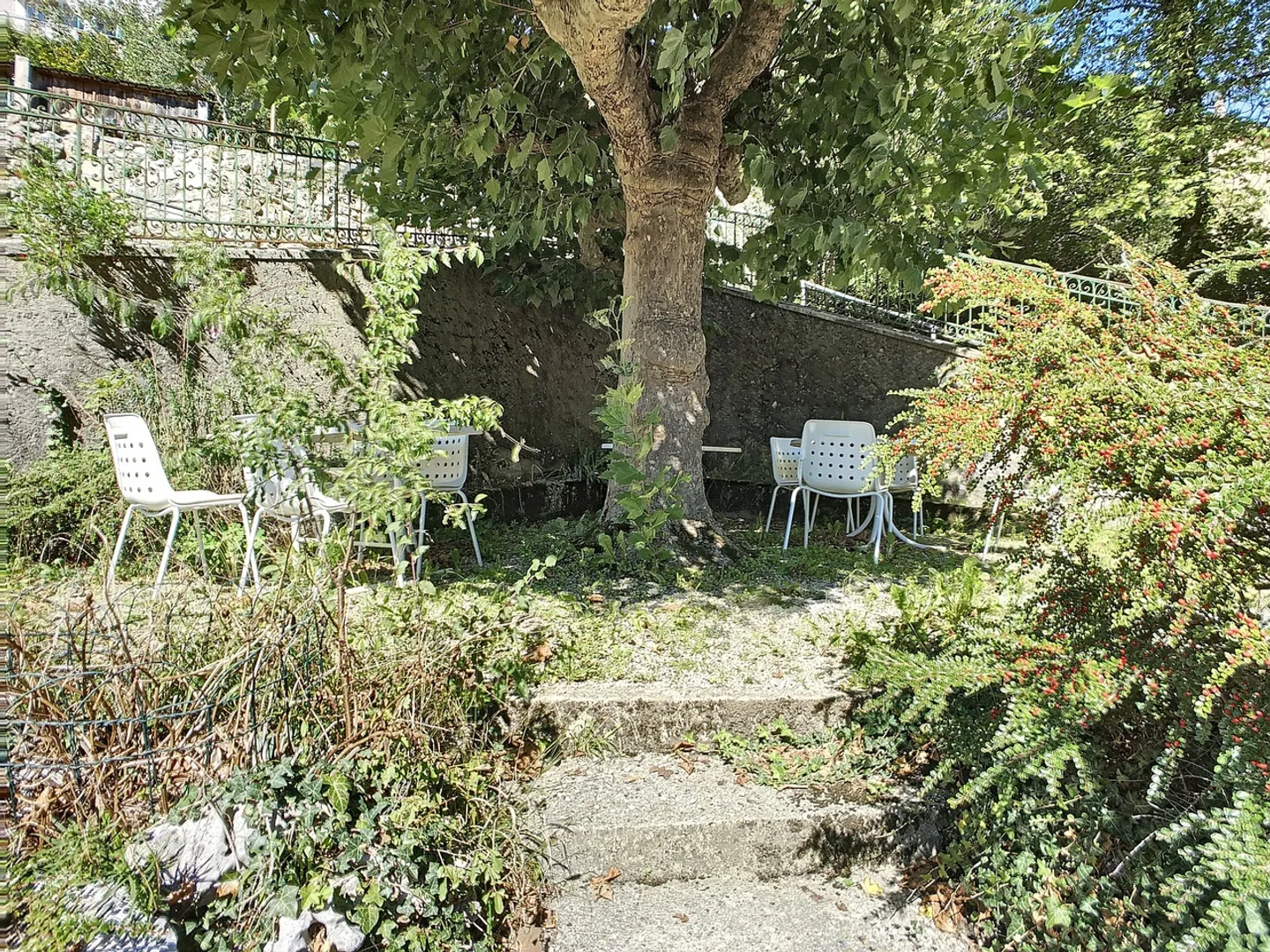 Mischgebäude von 3779 m3, mit Büros, Lager, Wohnraum und Garagen - Foto 5 von 17