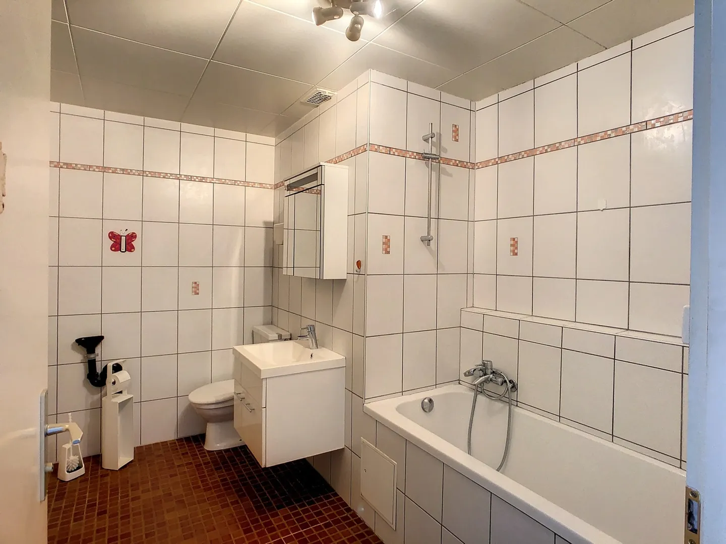 Mischgebäude von 3779 m3, mit Büros, Lager, Wohnraum und Garagen - Foto 11 von 17