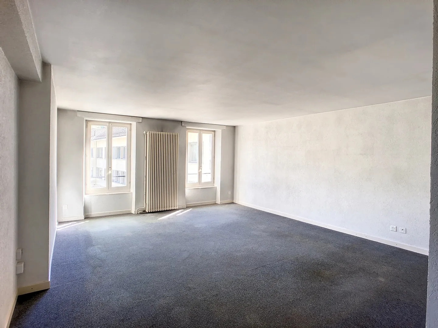 Mischgebäude von 3779 m3, mit Büros, Lager, Wohnraum und Garagen - Foto 12 von 17