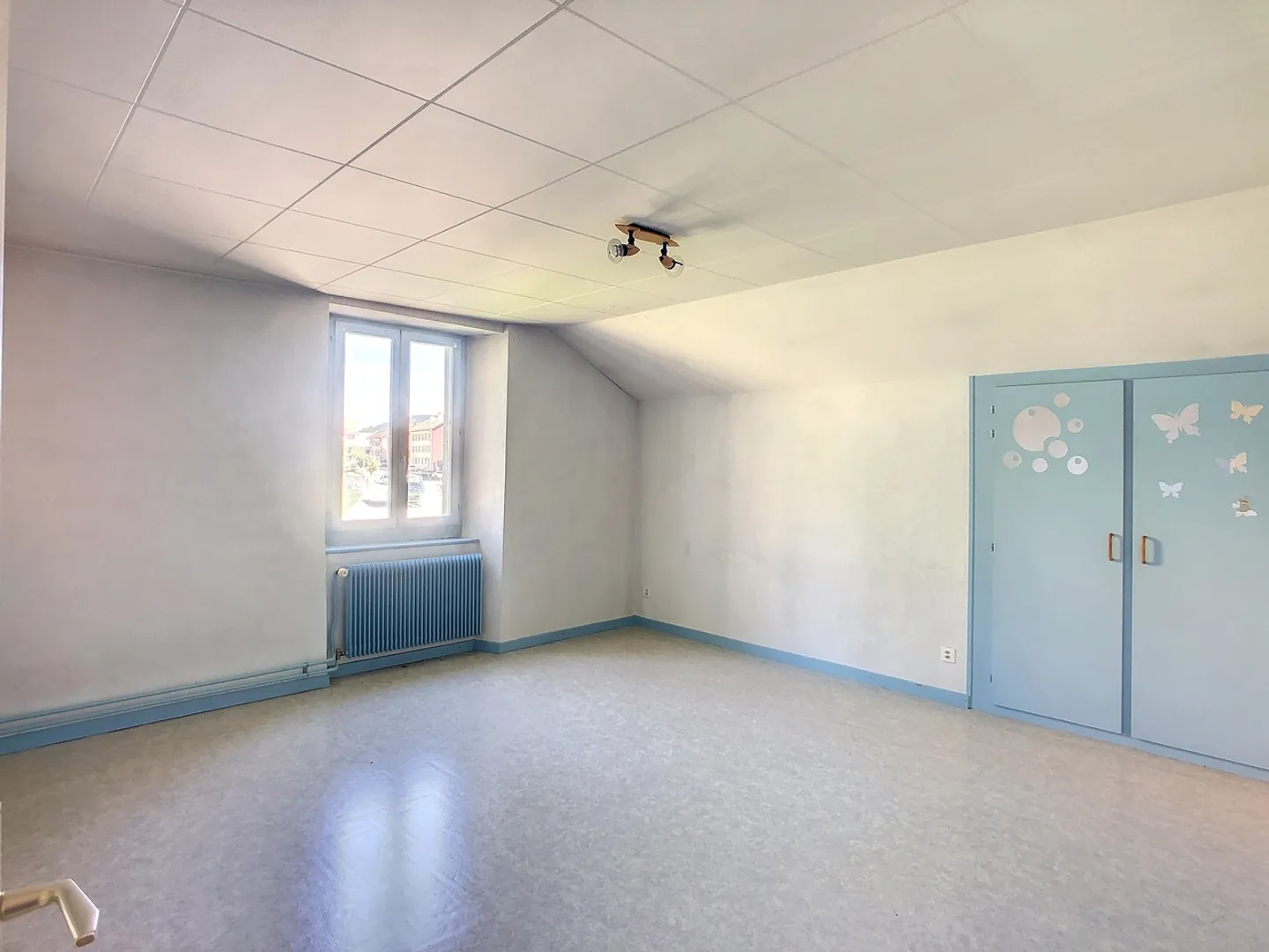 Mischgebäude von 3779 m3, mit Büros, Lager, Wohnraum und Garagen - Foto 13 von 17