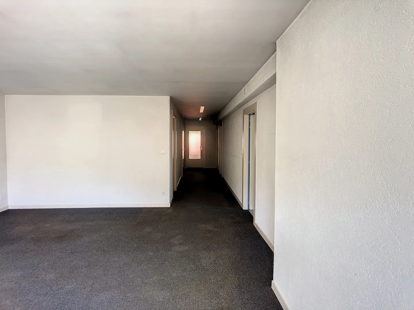 Mischgebäude von 3779 m3, mit Büros, Lager, Wohnraum und Garagen - Foto 14 von 17