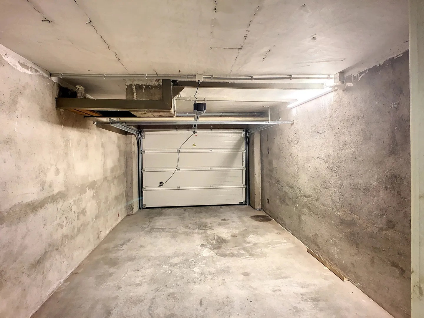 Mischgebäude von 3779 m3, mit Büros, Lager, Wohnraum und Garagen - Foto 15 von 17