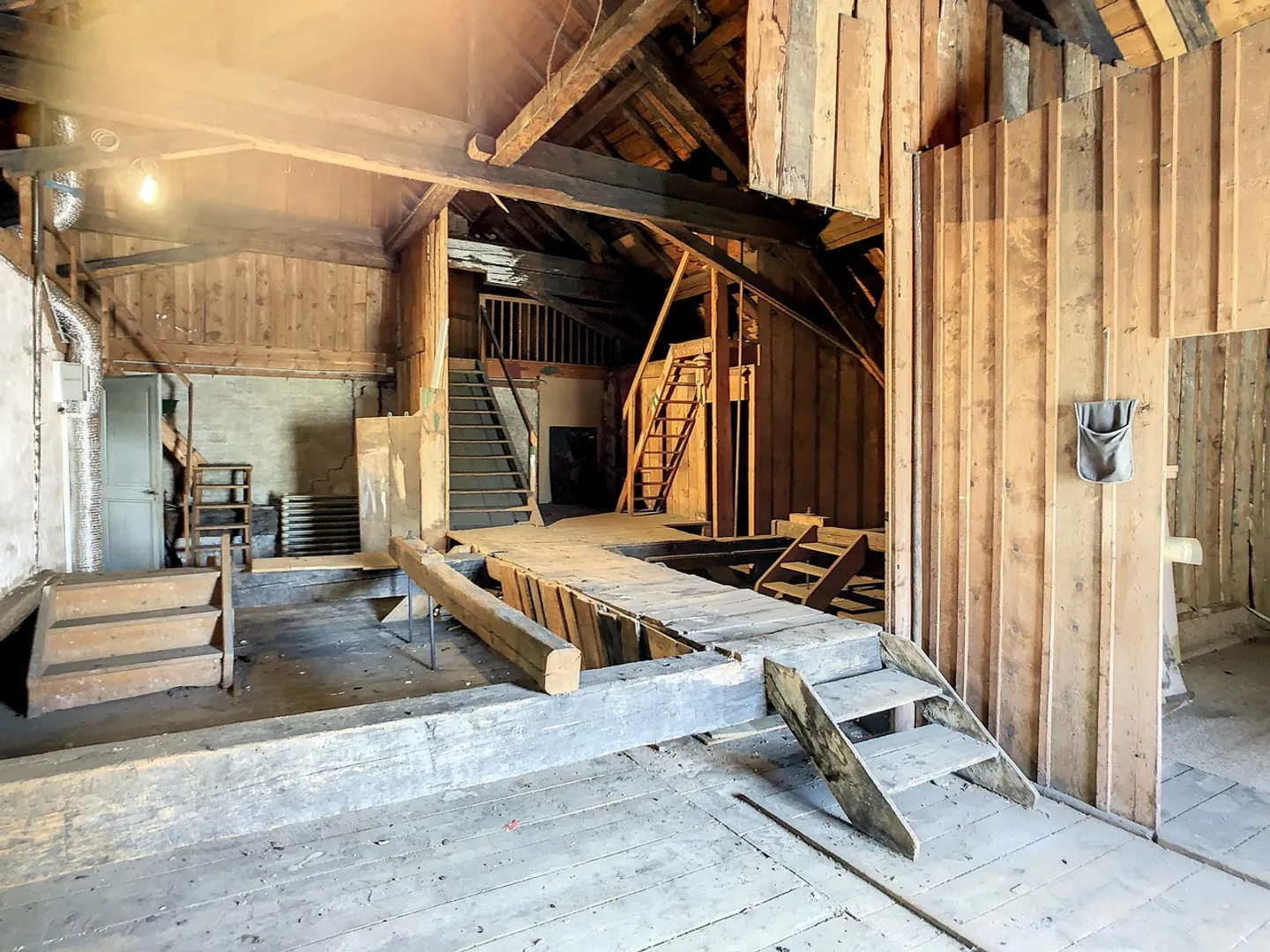 Mischgebäude von 3779 m3, mit Büros, Lager, Wohnraum und Garagen - Foto 16 von 17