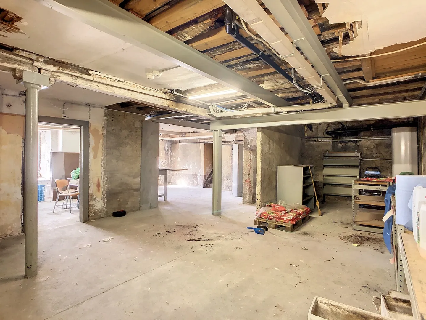 Mischgebäude von 3779 m3, mit Büros, Lager, Wohnraum und Garagen - Foto 17 von 17