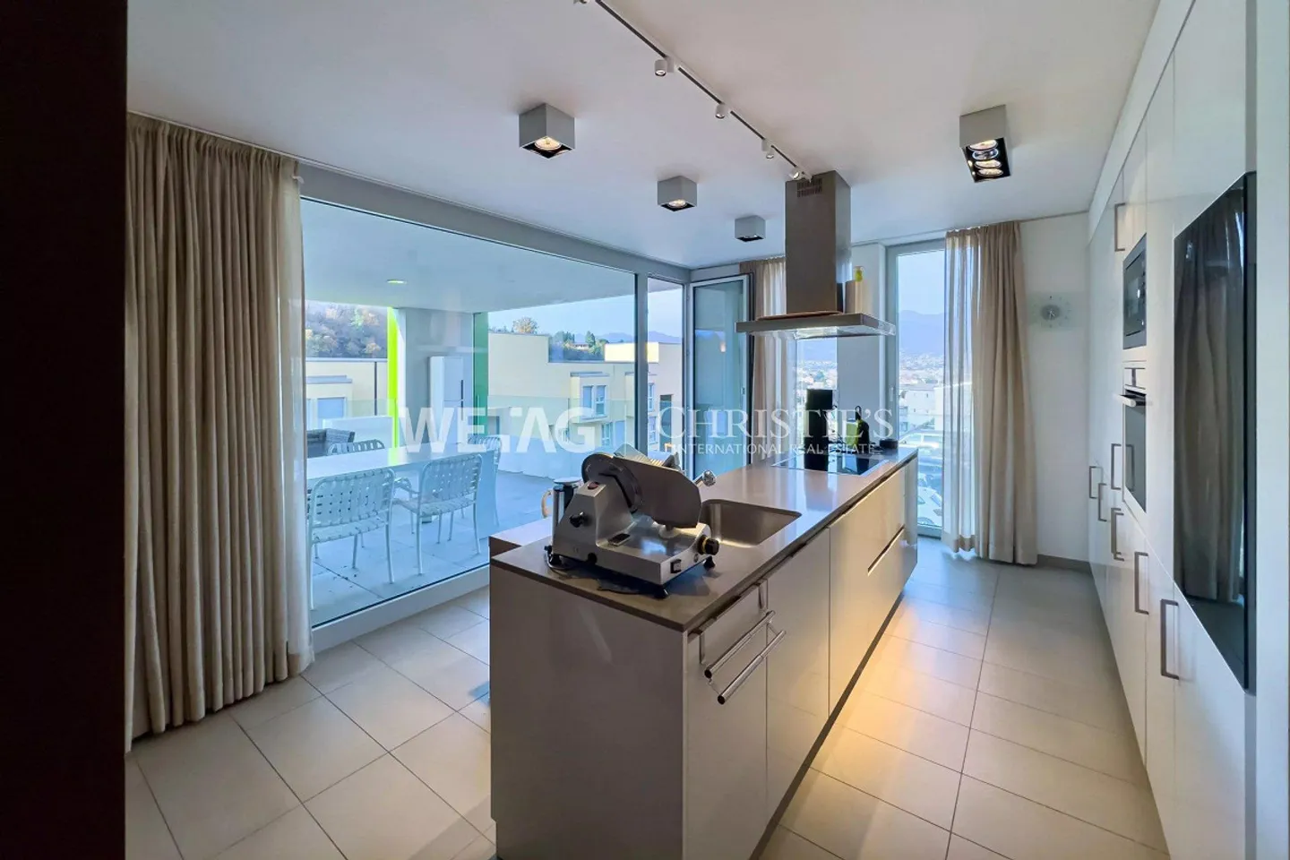 Attractive 4.5 Room Apartment in Lugano-Pazzallo for Sale, Two... - Photo 4 of 12