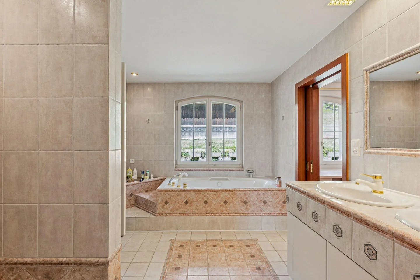 Oasis exclusive de bien-être avec une ambiance ensoleillée et piscine - Photo 3 sur 4