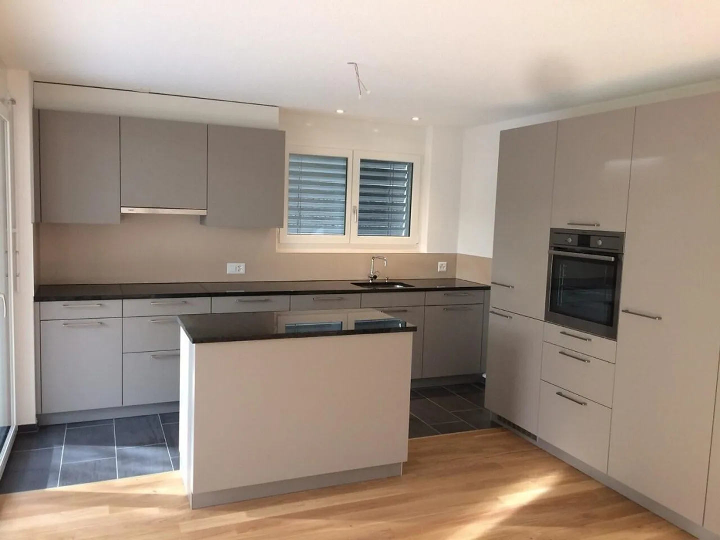Appartement moderne de 4,5 pièces dans la verdure ! - Photo 2 sur 10