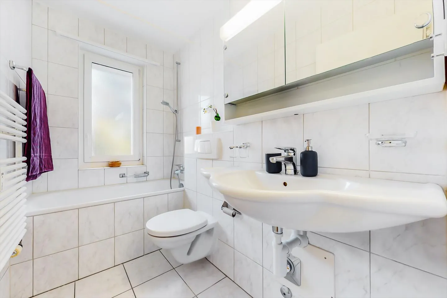 Appartamento modernizzato in un ambiente verde cerca un nuovo inquilino immediatamente! - Foto 8 di 8