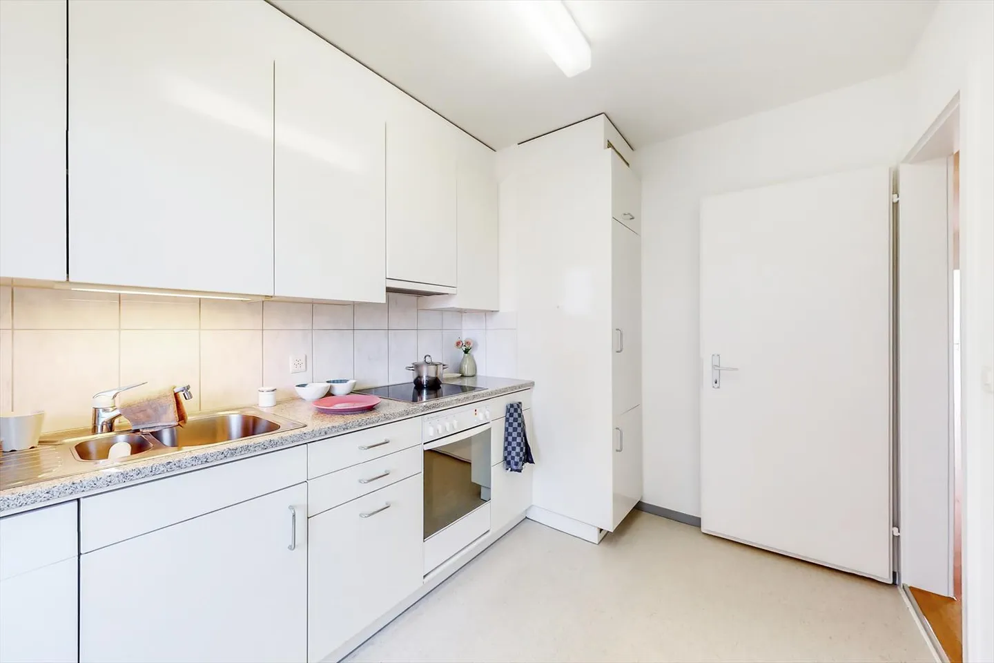 Appartamento modernizzato in un ambiente verde cerca un nuovo inquilino immediatamente! - Foto 2 di 8