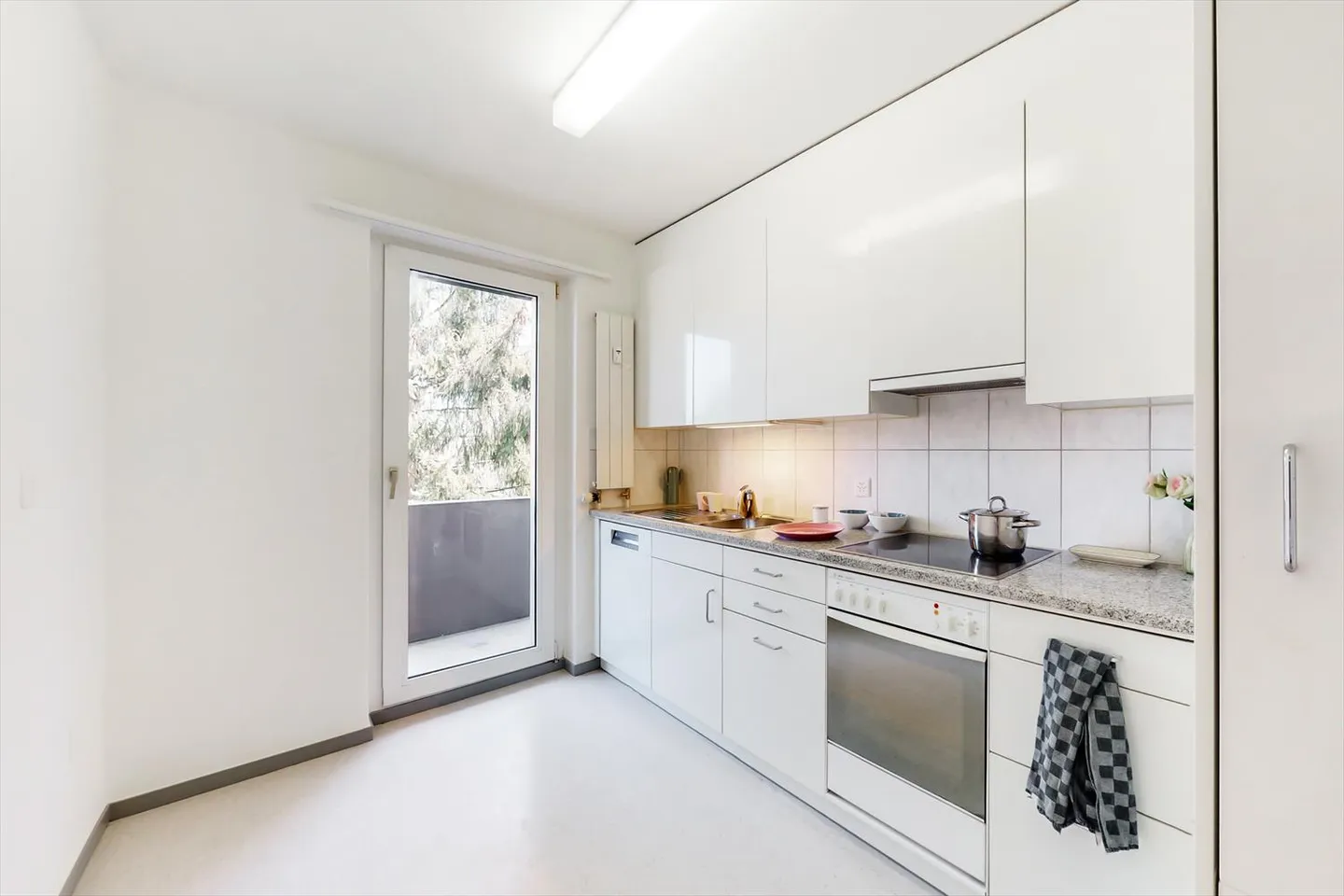 Appartamento modernizzato in un ambiente verde cerca un nuovo inquilino immediatamente! - Foto 3 di 8