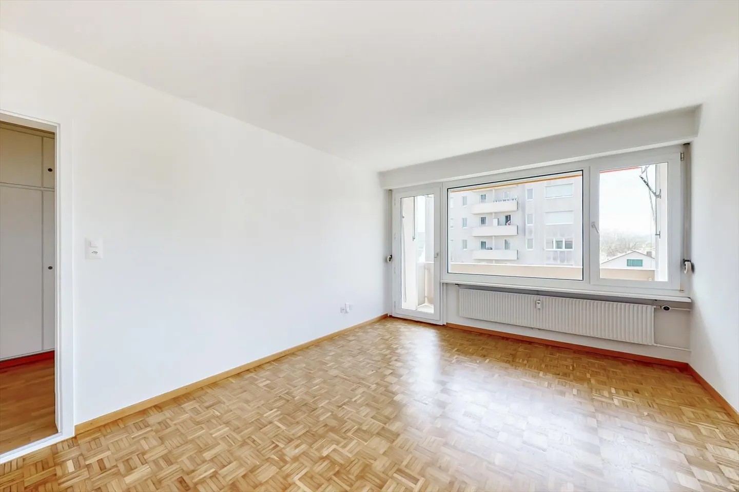 Appartamento modernizzato in un ambiente verde cerca un nuovo inquilino immediatamente! - Foto 4 di 8