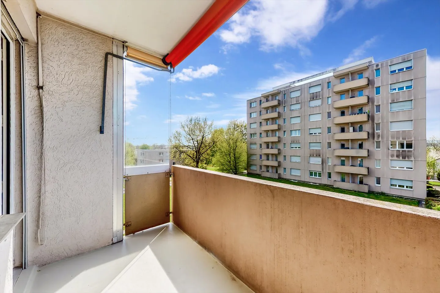 Appartamento modernizzato in un ambiente verde cerca un nuovo inquilino immediatamente! - Foto 5 di 8