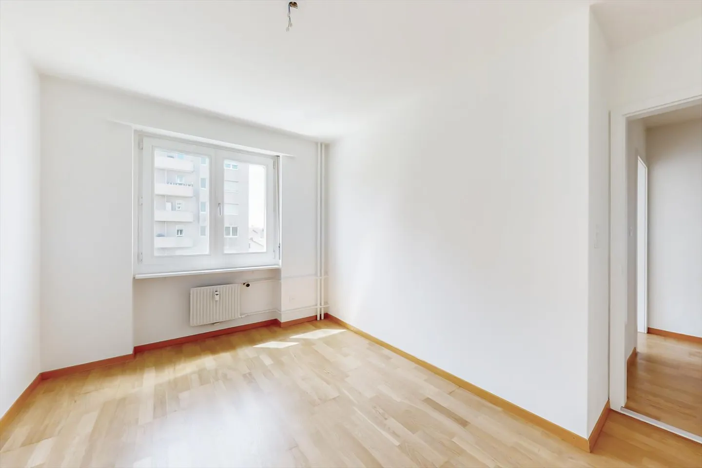 Appartamento modernizzato in un ambiente verde cerca un nuovo inquilino immediatamente! - Foto 7 di 8