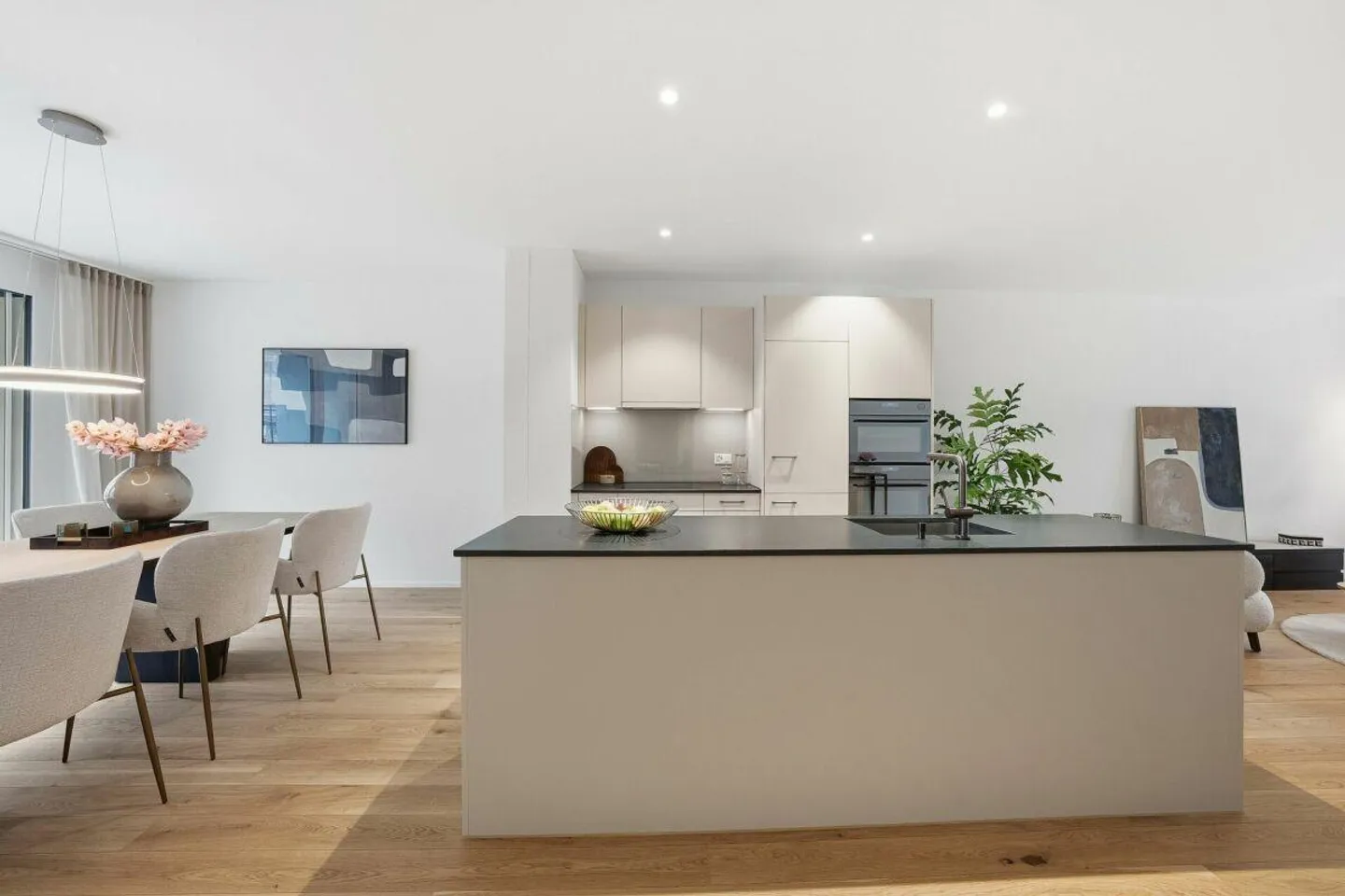 Appartamento centrale di 4,5 stanze al piano terra con grande giardino condiviso - Foto 2 di 13