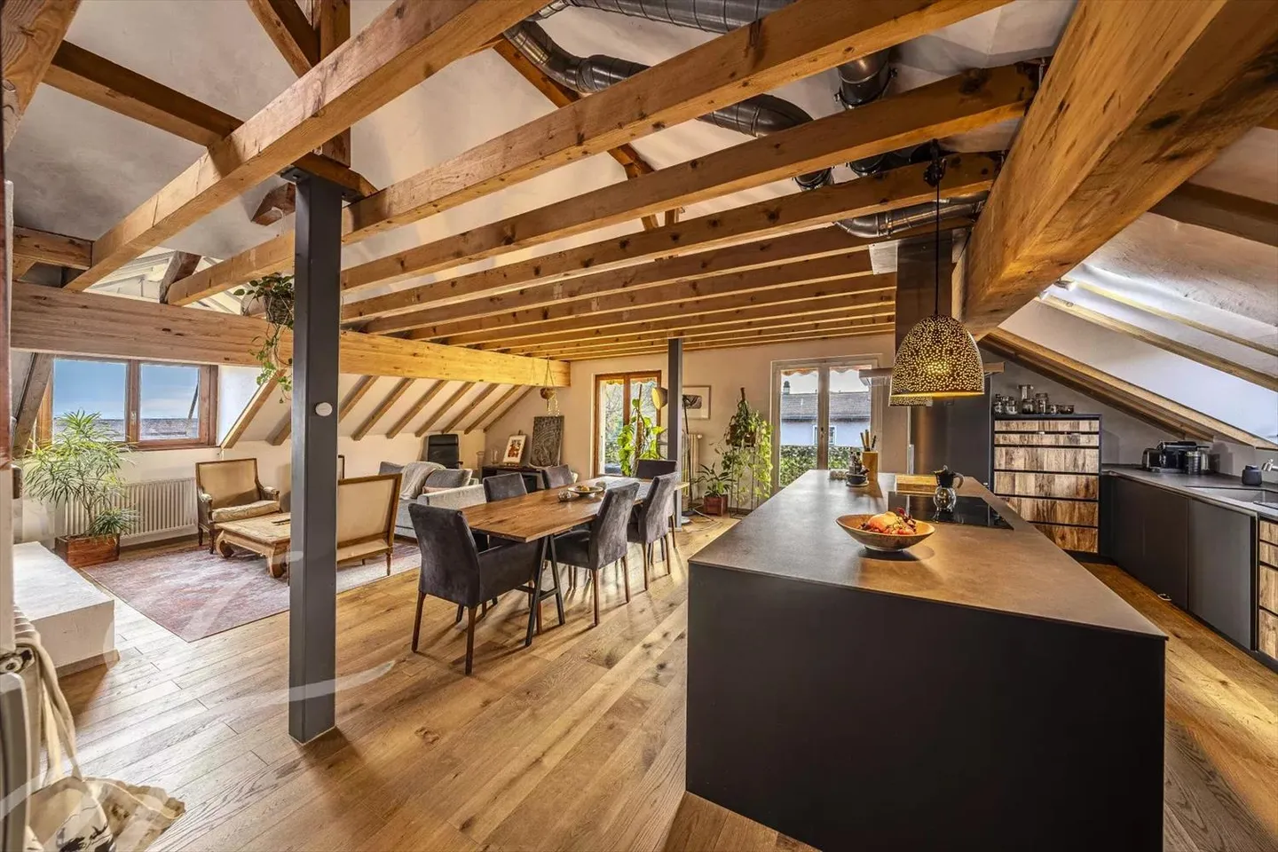 Exceedingly charming fully renovated apartment - Photo 2 of 7