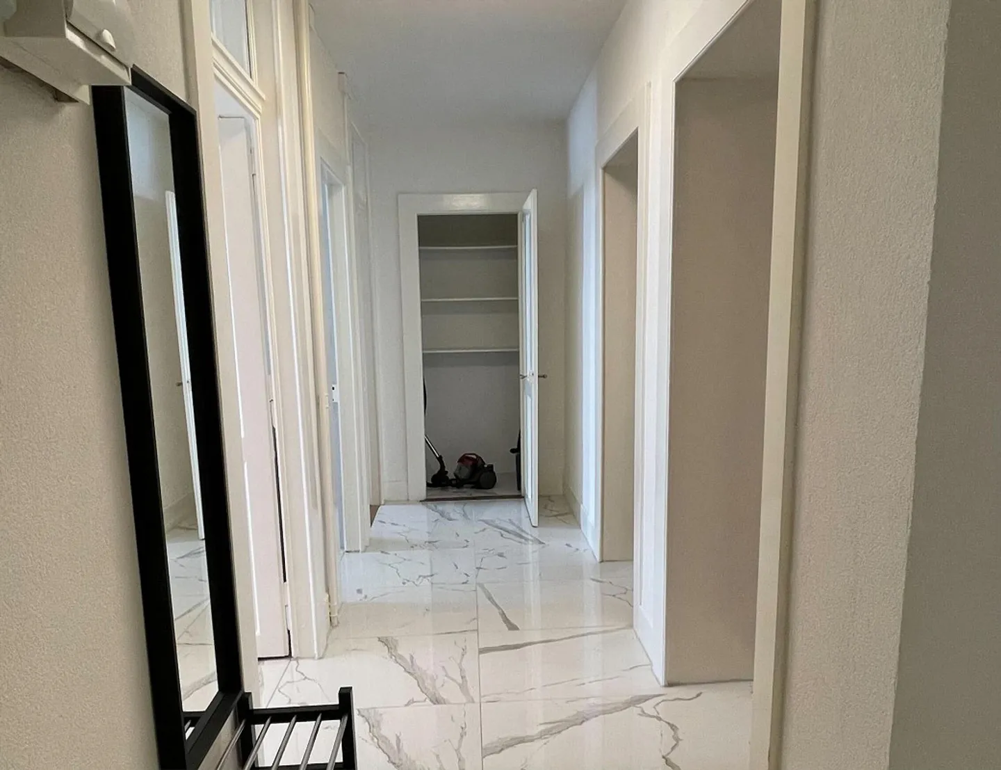 Charming Renovated Apartment in the Center of Lausanne - Photo 24 of 30