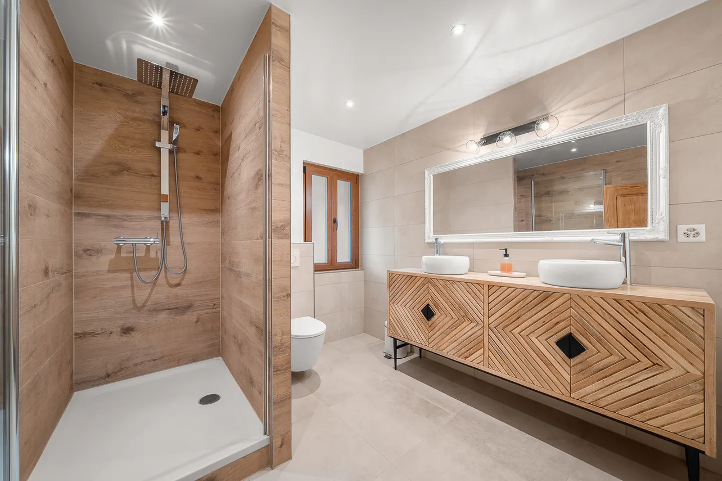 Renovated with charm and authenticity in the heart of a quiet village - Photo 8 of 11
