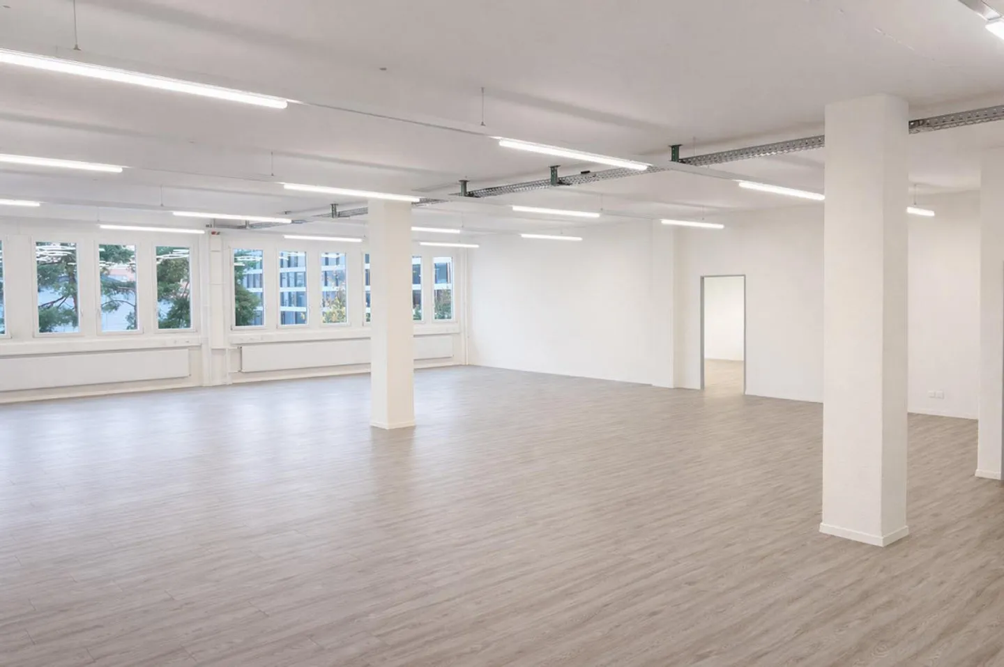 878 m² Office and Commercial Space in Cham, flexibly combinable - Photo 2 of 13