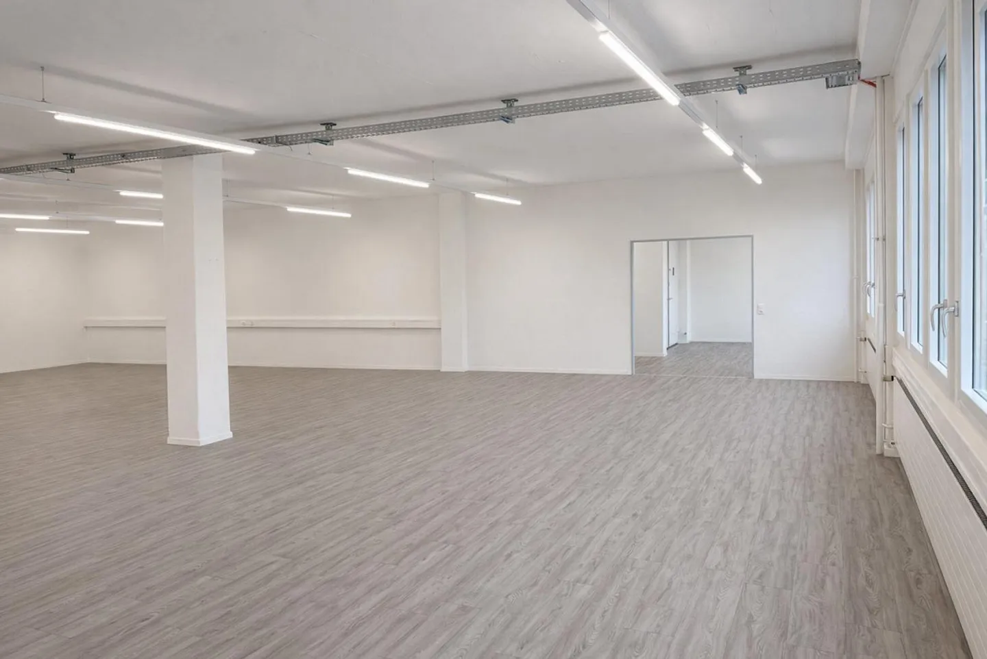 878 m² Office and Commercial Space in Cham, flexibly combinable - Photo 3 of 13