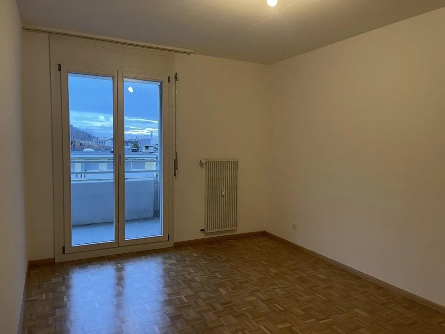 Bright partially renovated 4.5-room apartment - Photo 7 of 12