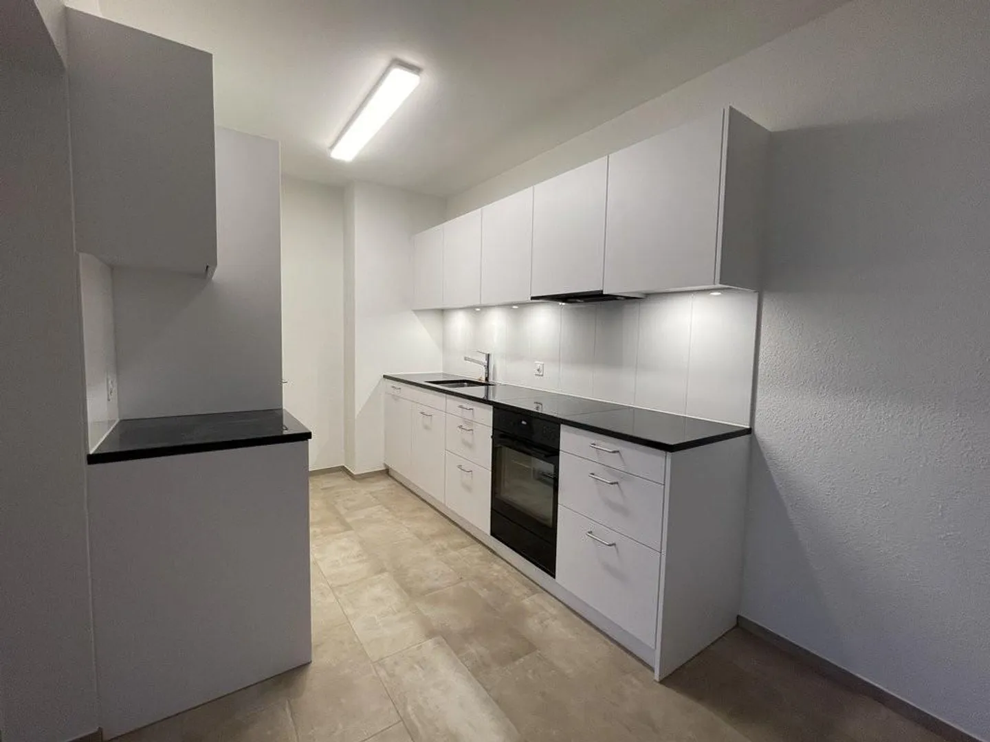 Bright partially renovated 4.5-room apartment - Photo 9 of 12