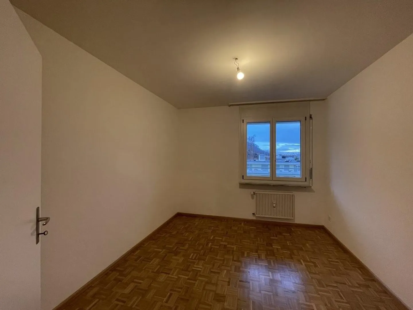 Bright partially renovated 4.5-room apartment - Photo 8 of 12