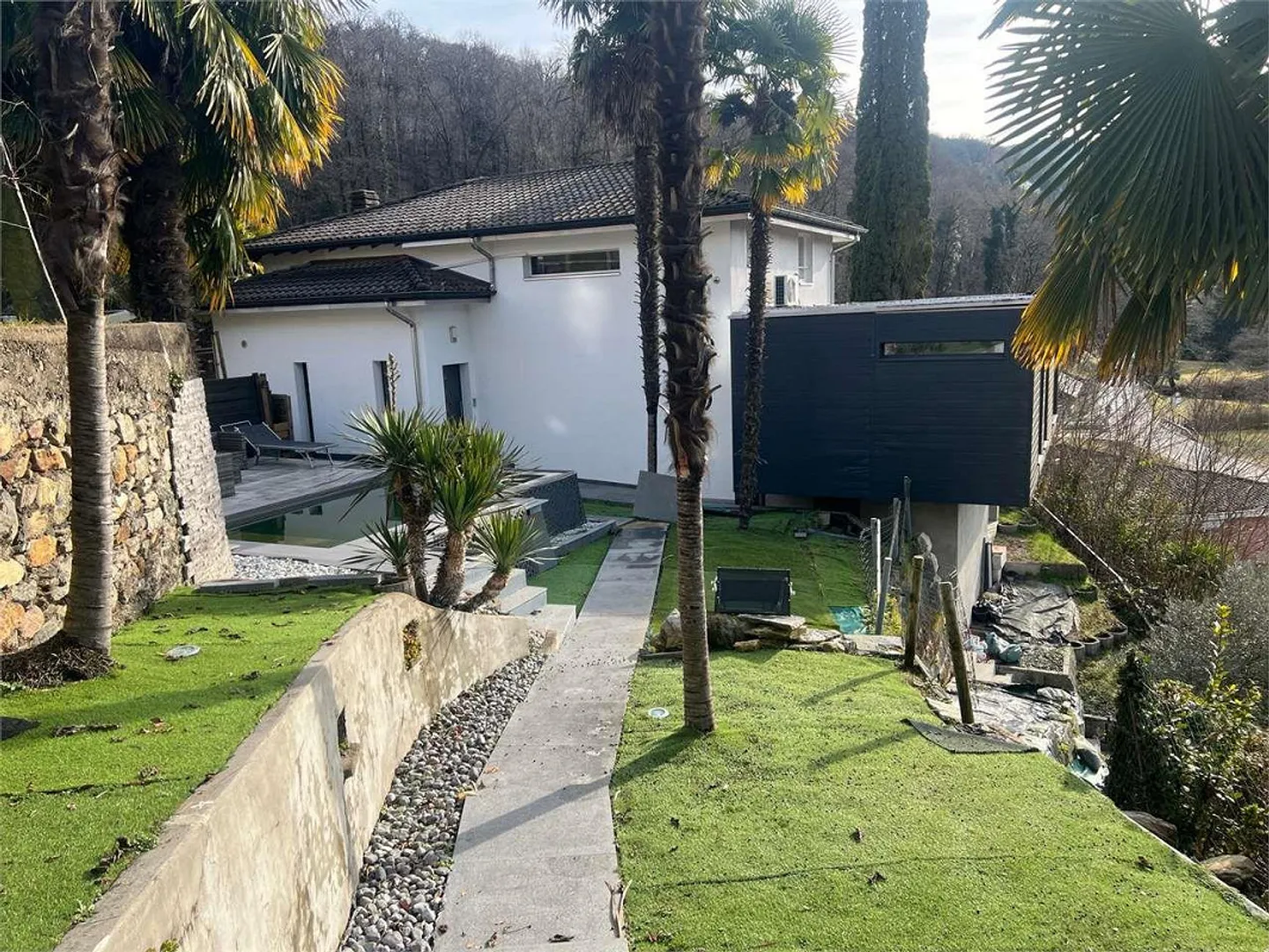 Villa au milieu de la verdure avec de grandes pièces - Photo 1 sur 13