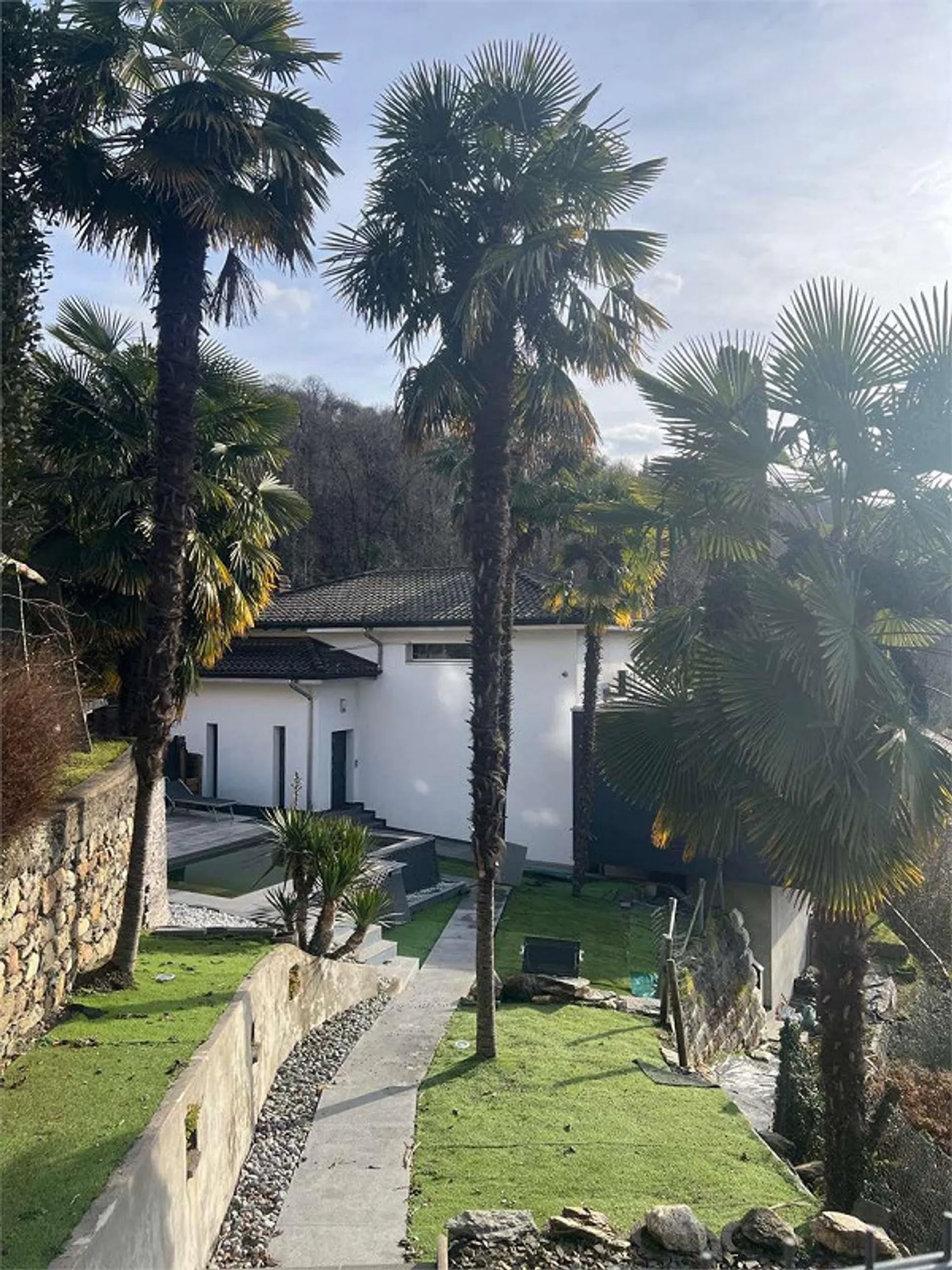 Villa au milieu de la verdure avec de grandes pièces - Photo 2 sur 13