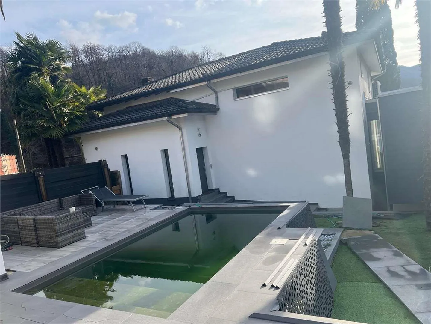 Villa au milieu de la verdure avec de grandes pièces - Photo 3 sur 13