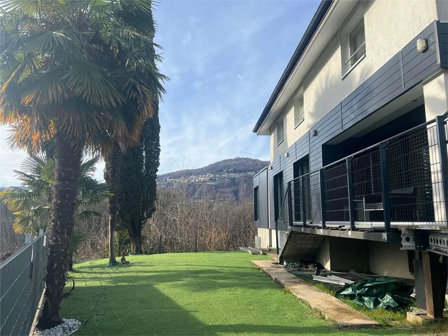 Villa au milieu de la verdure avec de grandes pièces - Photo 5 sur 13