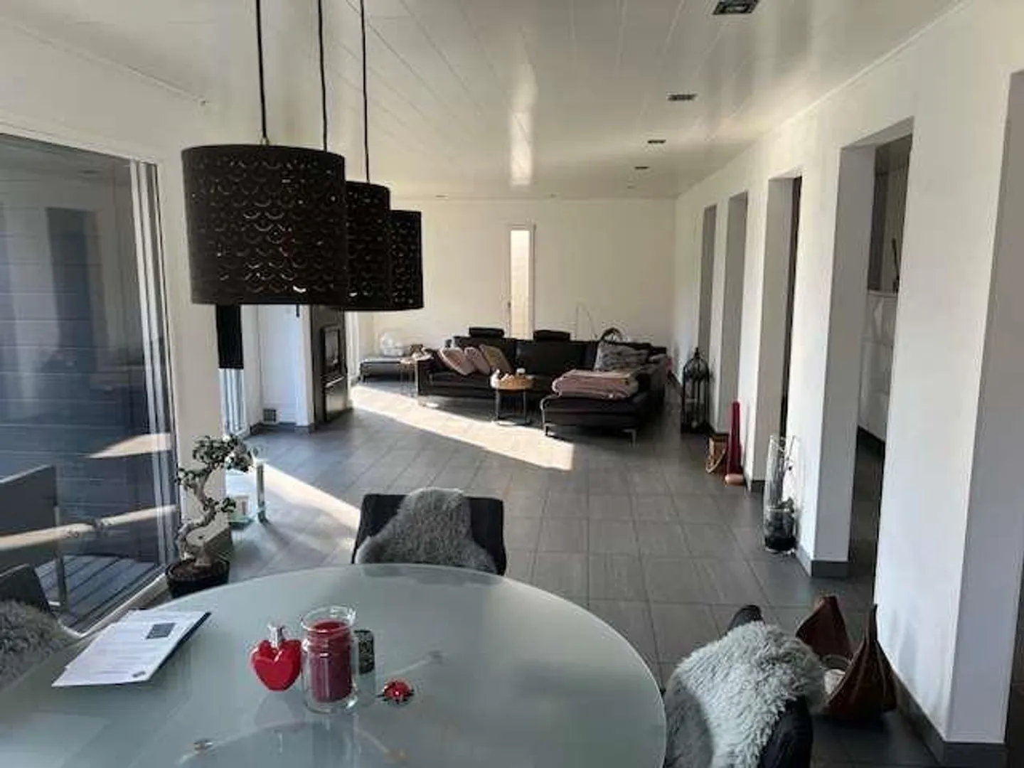 Villa au milieu de la verdure avec de grandes pièces - Photo 8 sur 13