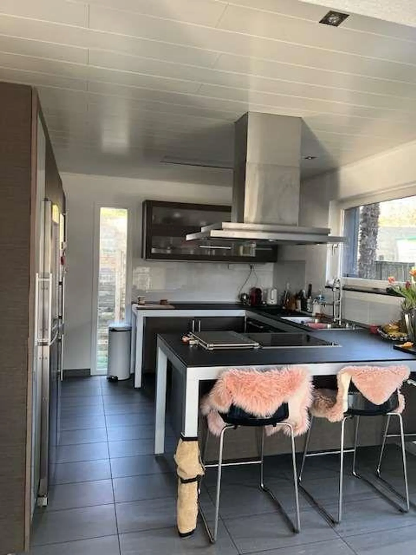 Villa au milieu de la verdure avec de grandes pièces - Photo 9 sur 13