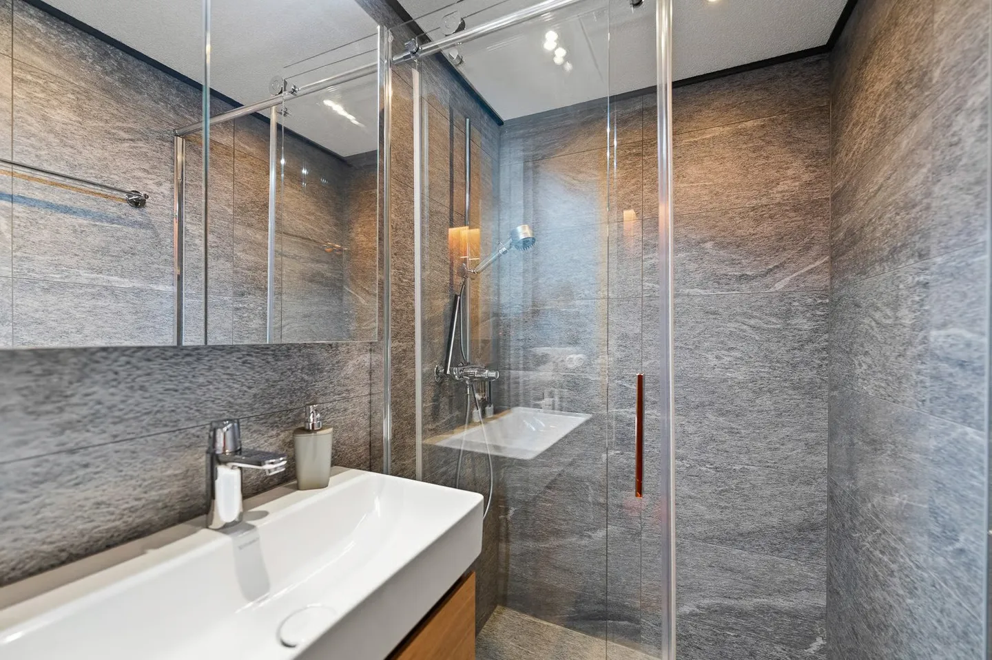 Très bel appartement de 3.5 pièces en rez avec terrasse et jardin - Foto 13 di 21
