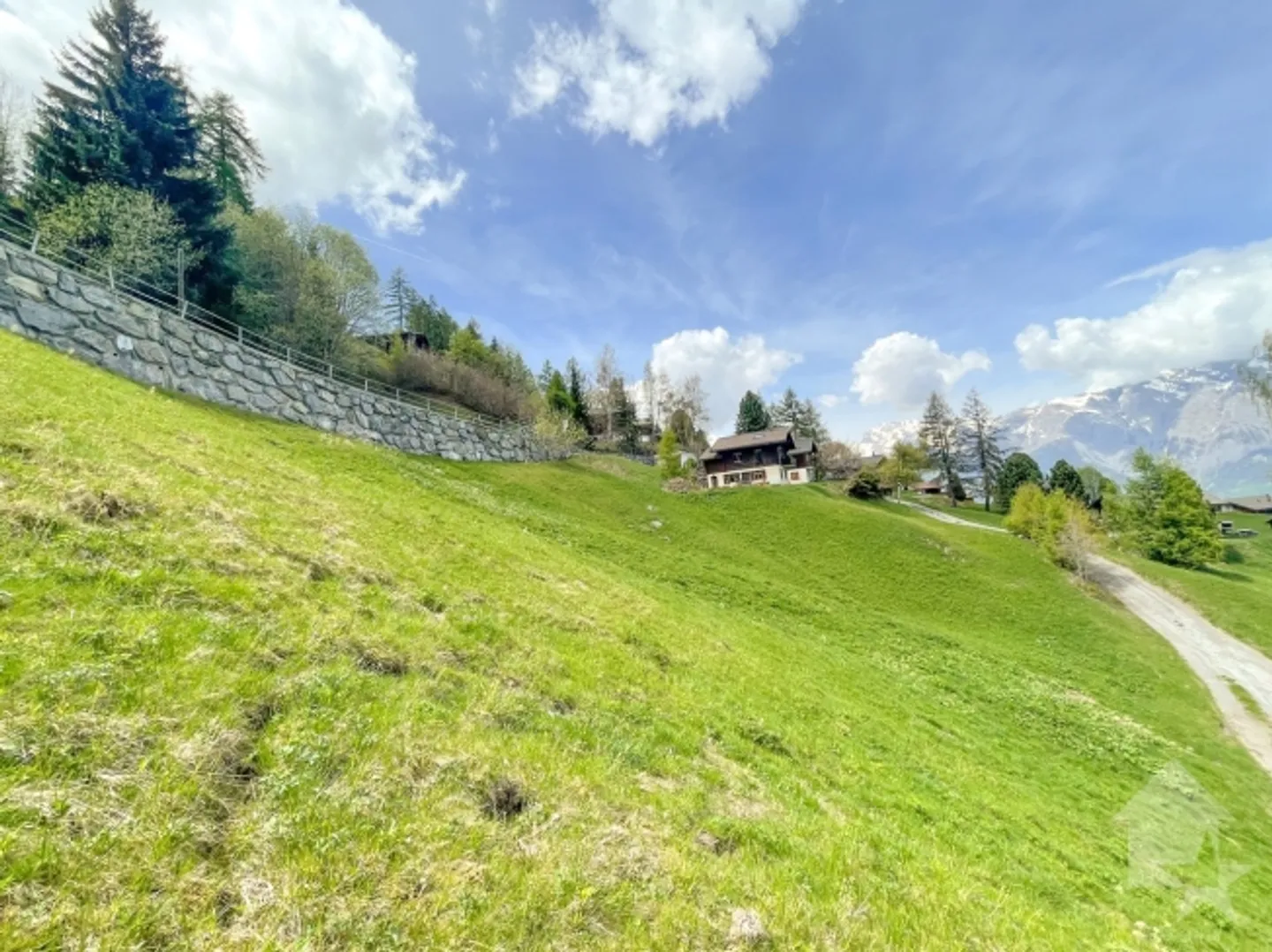 Large building plot with magnificent views - Photo 2 of 4