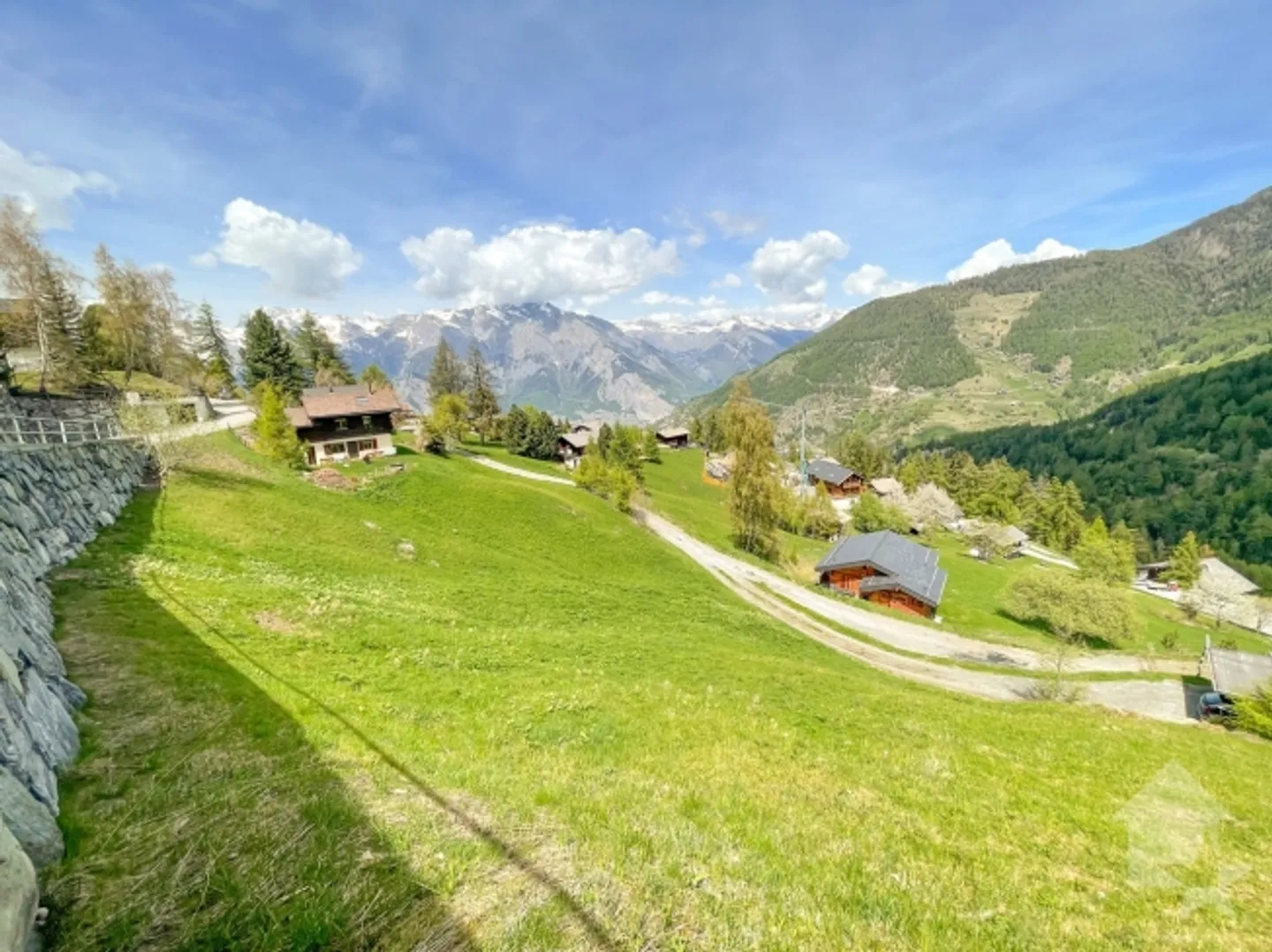 Large building plot with magnificent views - Photo 3 of 4