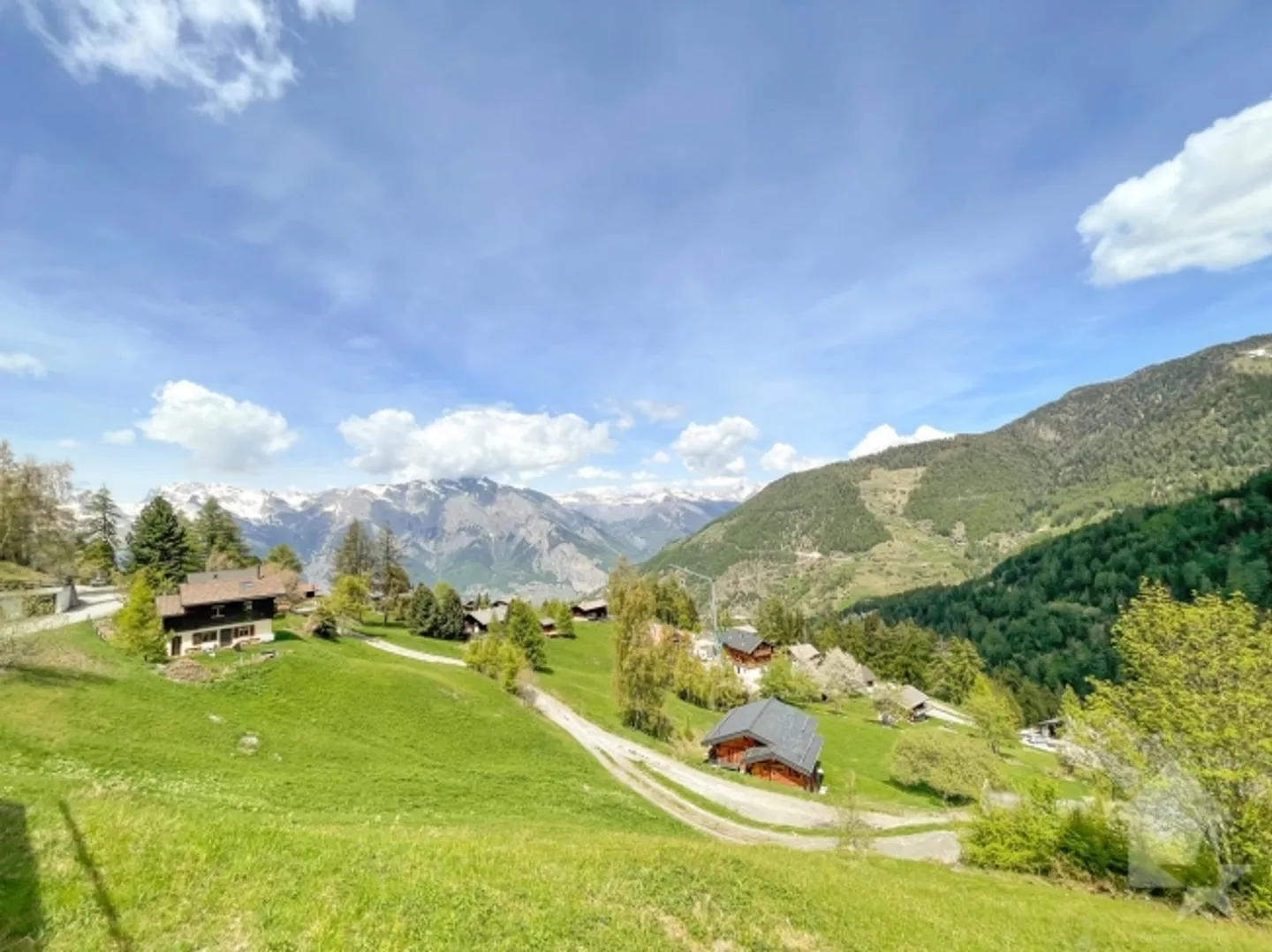 Large building plot with magnificent views - Photo 4 of 4