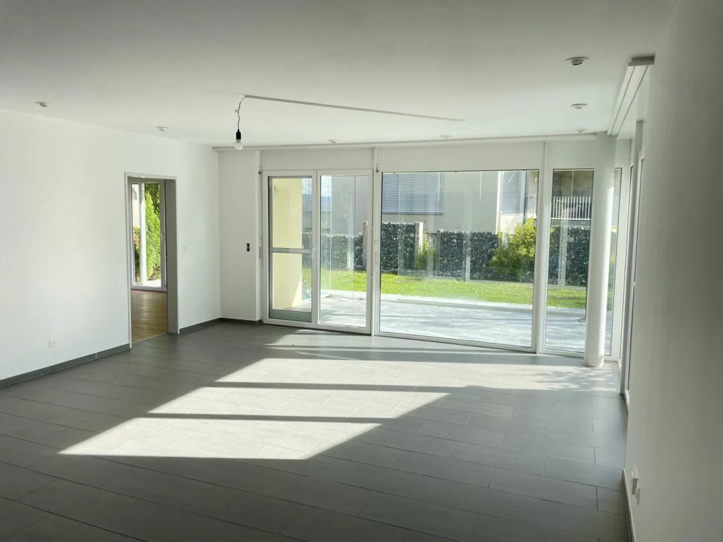 Fabelhafte 5.5 Zimmer Wohnung mit Garten - Foto 3 von 12