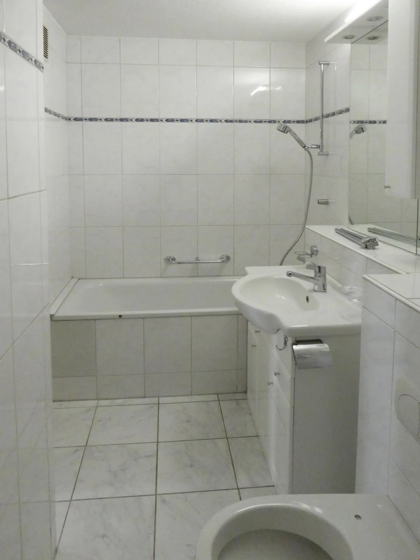 Bellissimo appartamento ristrutturato di 4½ locali al 3° piano con 2 balconi - Foto 4 di 14