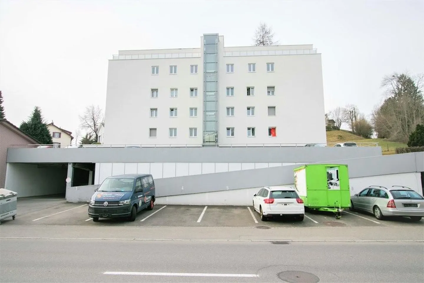 Moderne 3.5 Zimmer-Wohnung mit Balkon und Blick ins Grüne - Foto 1 von 8