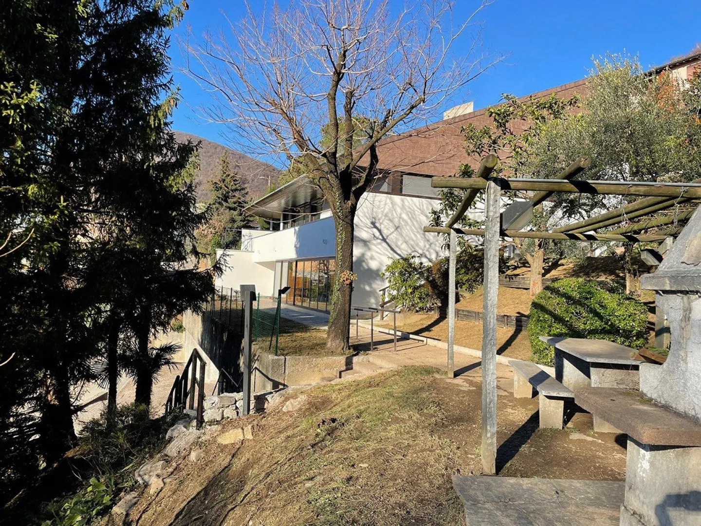 Villa con terreno edificabile e vista aperta - Foto 2 von 17